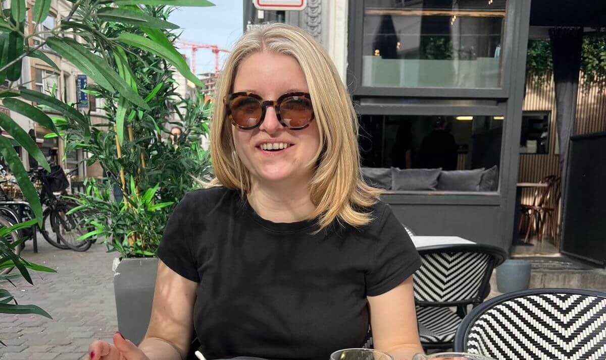 Docent Nathalie zit op een terras